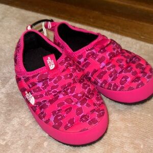 The North Face Kids' Fuchsia Patterned Slippers
